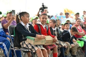 Para aprender sin límites, Ricardo Gallarod entrega apoyos escolares 2025