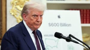 Trump dice que fijará aranceles al acero y a los chips semiconductores la próxima semana