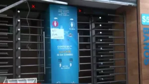 Abandonan bebé recién nacida en baño afuera del Metro UAM Iztapalapa; estaba en un bote de basura