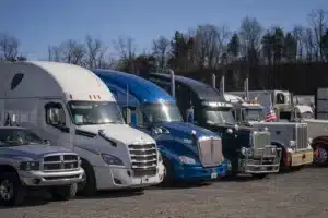 Los camioneros inmigrantes en EE.UU. temen más restricciones tras la suspensión de visas de Trump