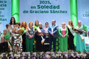 Alcalde Juan Manuel Navarro reconoce figura de las y los adultos mayores con emotivo certamen