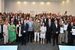 En gira de trabajo, Ricardo Gallardo fortalece a familias potosinas