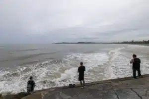 Prevén que huracán Erin genere oleaje peligroso y vientos a lo largo de costa de Carolina del Norte