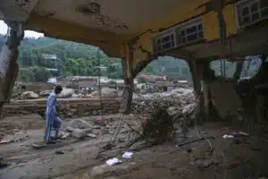 Más de 150 personas siguen desaparecidas tras inundaciones devastadoras en el noroeste de Pakistán
