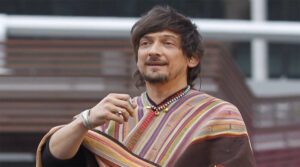 A León Larregui, vocalista de Zoé, lo bajaron del avión por ir borracho