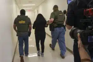 ICE amplía su capacidad para retener migrantes con una nueva prisión en Nebraska