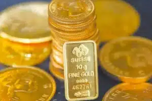 Oro mantiene impulso alcista cerca de $2,700 por onza por demanda global