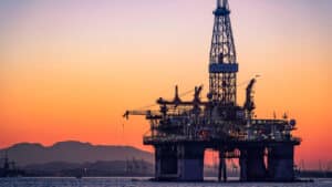 Petróleo cambia de tendencia y sube tras advertencia de Bessent sobre sanciones a Rusia