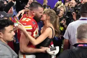 Taylor Swift revela detalles de su nuevo disco y su pasión por la NFL en el podcast de Travis Kelce