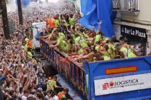 Lo que debe saber sobre la “Tomatina” de España, la batalla callejera de tomates que cumple 80 años