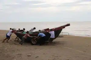 Vietnam evacúa a 20.000 personas y cierra dos aeropuertos ante cercanía del tifón Kajiki