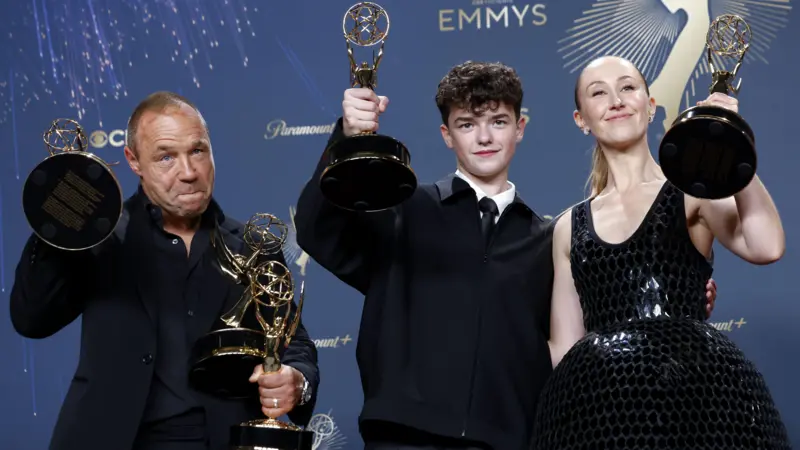 “Emmy 2025: ‘Adolescencia’ arrasa en una ceremonia marcada por su dominio”