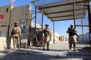 Pakistán confirma nuevos enfrentamientos en su frontera con Afganistán y acusa a los talibanes de un «cobarde ataque»