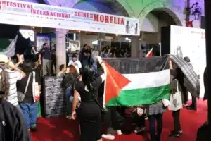 Protesta pro palestina interrumpe alfombra roja de Juliette Binoche