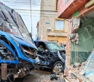 Camión y camioneta chocan y se impactan contra negocio en Los Fresnos