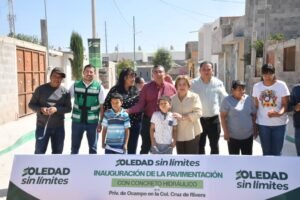 Juan Manuel Navarro entrega calle pavimentada en la colonia Cruz de Rivera, transformando la vida de las familias