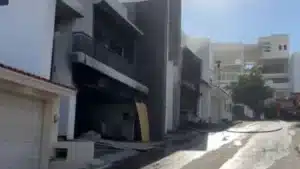 Grupo armado incendia casa en Culiacán tras irrumpir con vehículo