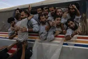 Pálidos y delgados, los detenidos de Gaza vuelven a su hogar gracias al canje de rehenes