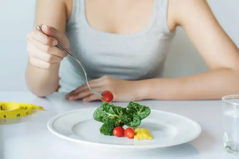 El mito de que comer poco ayuda a adelgazar: “El cuerpo entra en modo supervivencia” salud