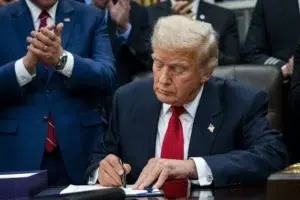Donald Trump firma una ley para forzar la publicación de los archivos de Jeffrey Epstein