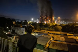 El Gobierno de Hong Kong se reúne de emergencia y habilita refugios por el incendio declarado en 4 edificios de la ciudad