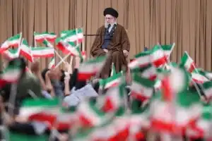 El líder de Irán asegura que cooperar con EE.UU. no es posible si no deja de apoyar a Israel