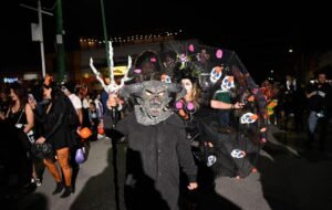 Muertos vivientes y criaturas terroríficas tomaron las calles de Soledad en la “marcha zombie 2025”