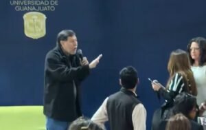 Corren a Noroña de la Universidad de Guanajuato: “No puede ser que les permitan reventar la asamblea”