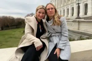 “Juntas tenemos poder”: para las sobrevivientes de Epstein, el martes fue un día de emoción y triunfo