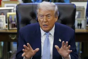 Trump revive su plan para negar la residencia permanente por el uso de programas públicos