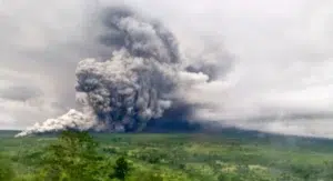 Erupción en el volcán Semeru,evacúan a casi 1.000 personas en Indonesia