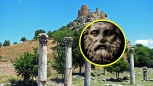 Hallan cinco relieves de máscaras en el teatro romano de Castabala: una de ellas sugiere que pudieron celebrarse debates filosóficos en los teatros imperiales