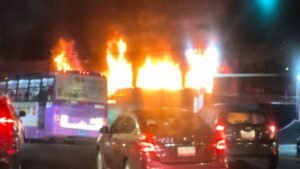 Fuerte incendio se registra en fábrica de plásticos en Xochimilco, al sur de CDMX