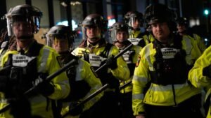 Cientos de agentes de inmigración más llegarán a Minneapolis, dice Noem, tras muerte vinculada a ICE