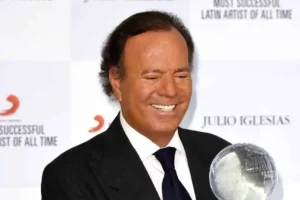Julio Iglesias queda fuera de juicio en España