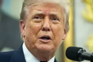 Trump dice que EE.UU. tendrá la soberanía sobre el suelo de sus bases militares en Groenlandia