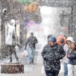 Una peligrosa tormenta invernal azotará a EE.UU. Es probable que libere hielo Una intensa nevada cae en el centro comercial Nicollet, en Minneapolis. Foto_ AP