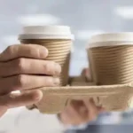 Tu café caliente para llevar podría contener microplásticos, revela estudio cafe-microplasticos