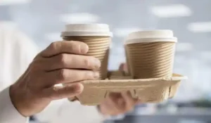 Tu café caliente para llevar podría contener microplásticos, revela estudio