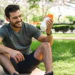 hombre-parque-vaso-proteina-scaled