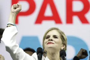 Costa Rica gira a la derecha al elegir presidenta a Laura Fernández