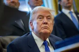 Trump dice que se podría usar un enfoque «un poco más suave» en los operativos migratorios en EE.UU.