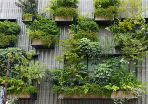 Jardines verticales caseros: cómo crear espacios verdes con materiales reciclados