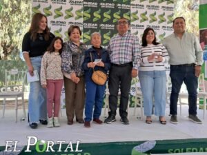 Alcalde Navarro entrega apoyos económicos a adultos mayores
