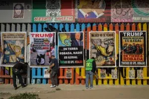 Organizaciones civiles colocan consignas en el muro fronterizo de Tijuana por detenciones de mexicanos en EE.UU.