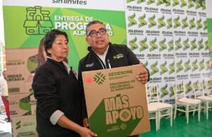 Alcalde Navarro Muñiz entrega paquetes alimentarios que favorecen el desarrollo social