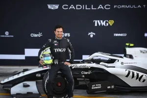 Checo Pérez afronta el gran desafío de ser un superhéroe con Cadillac