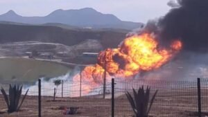 Controlan fuga e incendio en ducto de Pemex en Playas de Rosarito