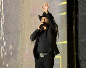 Julión Alvarez firma una noche de romanticismo en la Arena Potosí