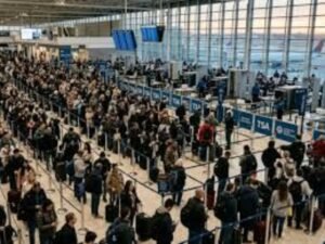 Habrá más caos en aeropuertos de EE.UU.: renuncian agentes de TSA tras primer fin de semana sin recibir salario completo